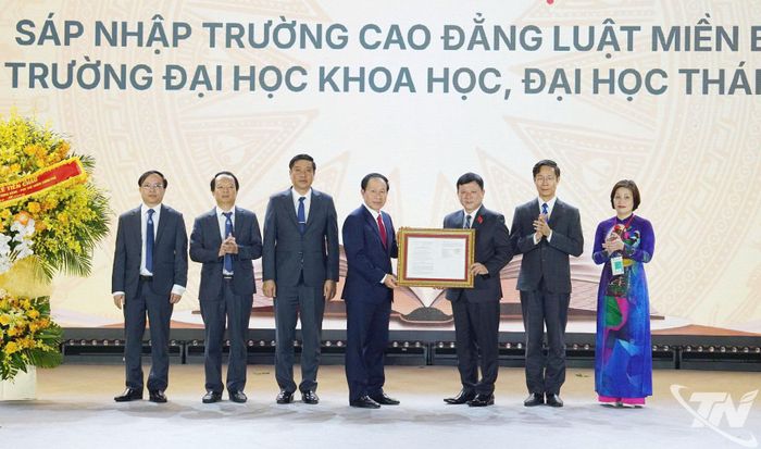 Phó Thủ tướng Chính phủ Lê Tiến Châu trao Quyết định của Thủ tướng Chính phủ về việc sáp nhập Trường Cao đẳng Luật miền Bắc vào Trường Đại học Khoa học (Đại học Thái Nguyên).
