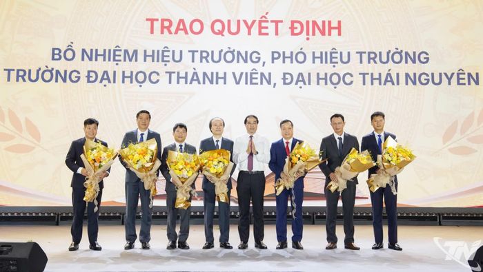 Đồng chí Bí thư Tỉnh ủy Thái Nguyên Trịnh Xuân Trường chúc mừng Hiệu trưởng các trường đại học thành viên Đại học Thái Nguyên.