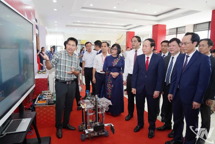 Phó Thủ tướng Chính phủ Lê Tiến Châu và các đại biểu thăm không gian trưng bày sản phẩm công nghệ, chuyển đổi số của Đại học Thái Nguyên.