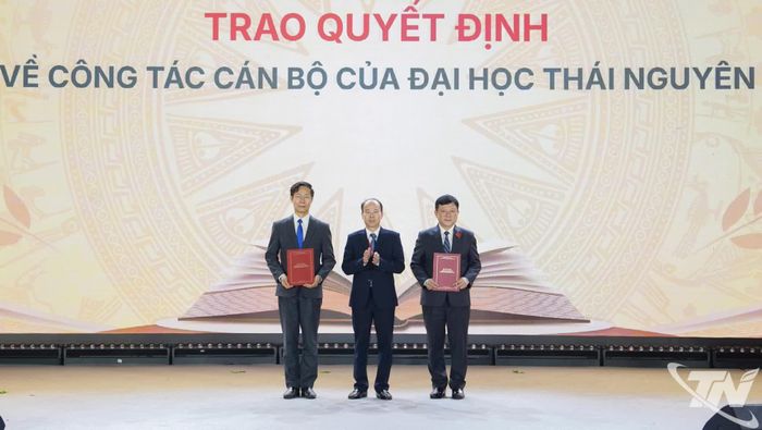 Lãnh đạo Đảng ủy UBND tỉnh Thái Nguyên trao Quyết định chuẩn y chức vụ Bí thư và Phó Bí thư Đảng ủy Đại học Thái Nguyên.