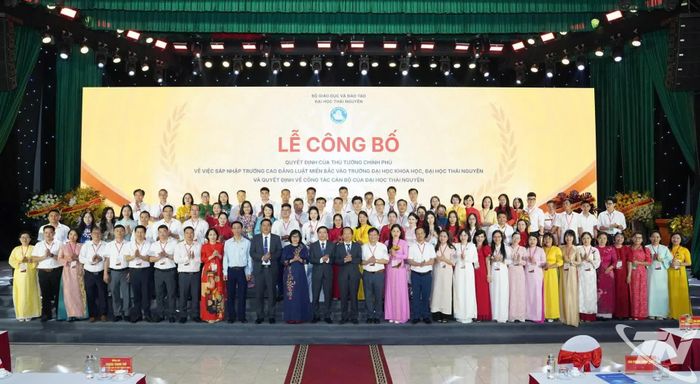 Ban Giám hiệu và cán bộ, giảng viên Trường Đại học Khoa học Thái Nguyên chụp ảnh lưu niệm tại Lễ công bố.