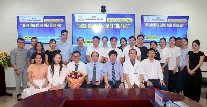 Ban tổ chức và các học viên chụp ảnh lưu niệm tại lễ khai giảng khóa học