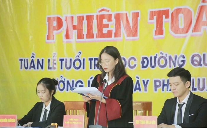 Phiên tòa giả định do Hội CCB Đại học Huế tổ chức giúp sinh viên hiểu thêm về tác hại của ma túy. Ảnh: Hội CCB Đại học Huế