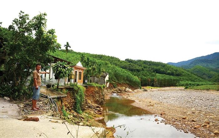  Sạt lở nghiêm trọng ở thượng nguồn sông Tả Trạch qua xã Khe Tre
