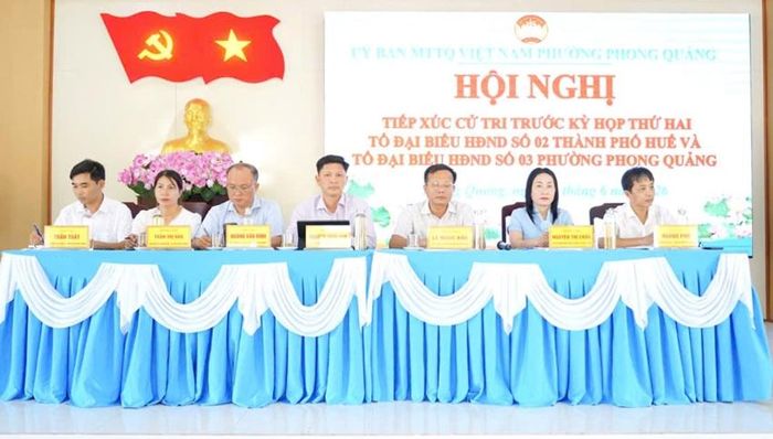 Đại biểu HĐND TP. Huế và HĐND phường Phong Quảng tiếp xúc cử tri sáng 16/6. Ảnh: Khắc Tuấn 