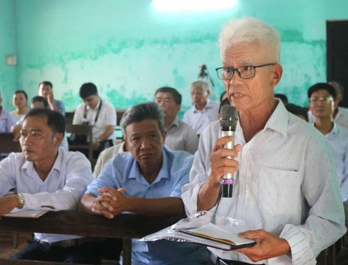 Cử tri Kim Trà nêu ý kiến tại buổi tiếp xúc cử tri. Ảnh: Nhân Võ 