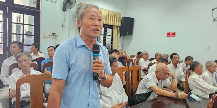 Cử tri phường Vỹ Dạ nêu ý kiến tại buổi tiếp xúc cử tri 