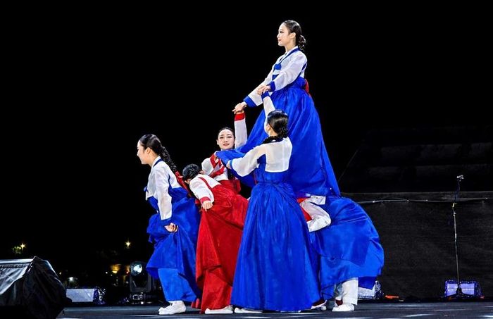  Vũ đoàn Park Sang-Yong Yung cống hiến những tiết mục đặc sắc