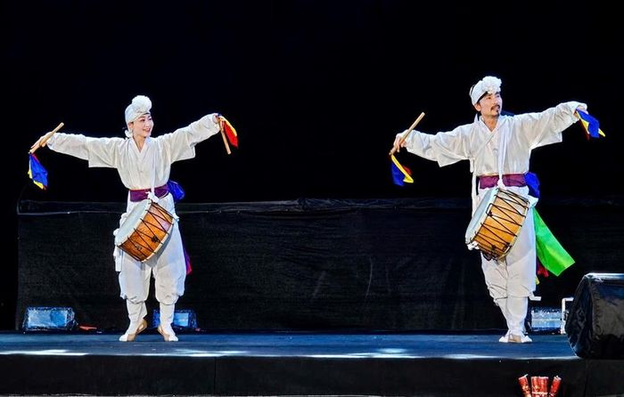  Tiết mục múa truyền thống trên nền nhạc hiện đại của Vũ đoàn Park Sang-Yong Yung 