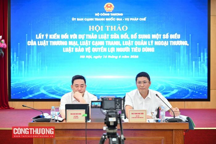 Ông Trịnh Anh Tuấn, Chủ tịch Ủy ban Cạnh tranh Quốc gia và ông Ngô Đức Minh, Vụ trưởng Vụ Pháp chế chủ trì hội thảo