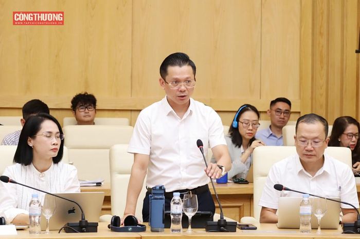 Ông Nguyễn Quốc Trung, Phó Tổng Giám đốc Công ty Vận hành hệ thống điện và thị trường điện Quốc gia (NSMO) trình bày dự thảo Đề án rà soát, điều chỉnh thiết kế thị trường điện cạnh tranh