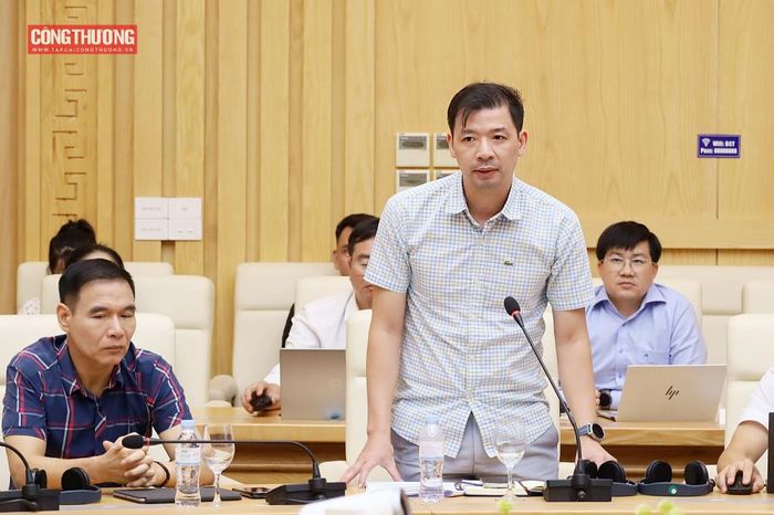 Các đại biểu tham dự cuộc họp trao đổi ý kiến