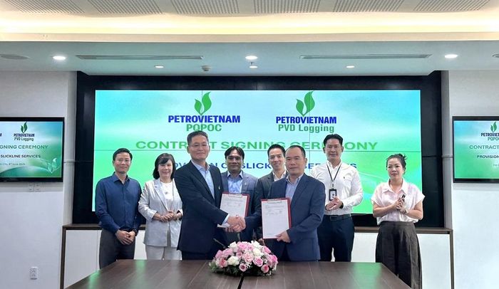 Ông Bùi Xuân Hiếu – Giám đốc PVD Logging và ông Lê Trần Minh Trí - Phó Tổng Giám đốc PQPOC thực hiện lễ ký hợp đồng trước sự chứng kiến của hai bên