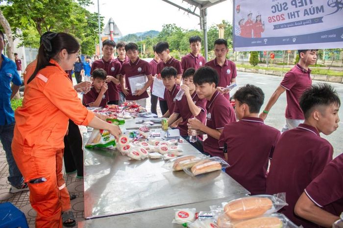 Hình ảnh các sĩ tử THPT Nậm Hàng được tiếp sức trước giờ thi THPT