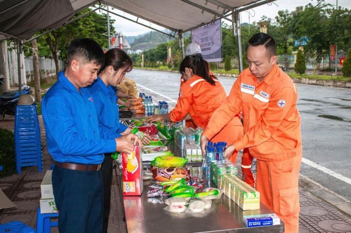 Hình ảnh phối hợp giữa Đoàn viên Công ty Thủy điện Sơn La cùng với Đoàn viên tại địa bàn xã Nậm Hàng