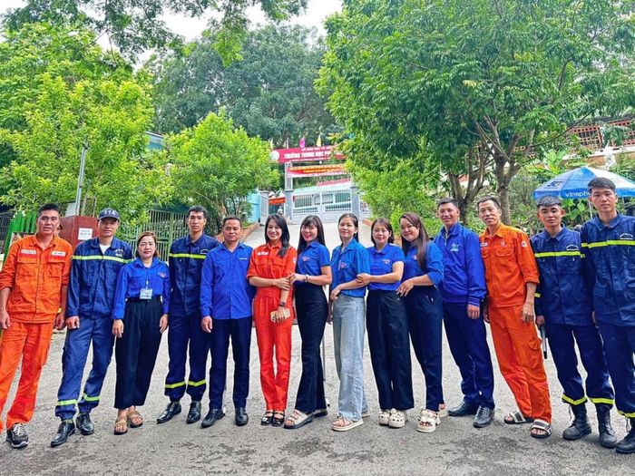 Hình ảnh Đoàn viên Công ty Thủy điện Sơn La cùng các tổ chức Đoàn thể địa phương khu vực Mường La