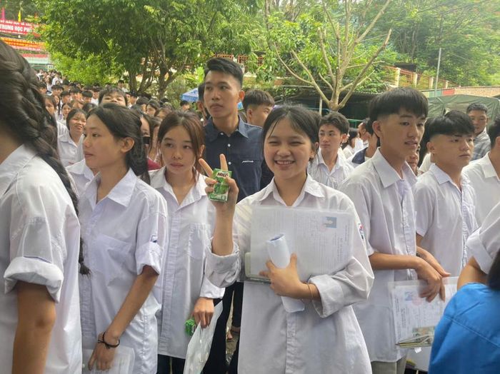 Hình ảnh nụ cười của thí sinh sau khi hoàn thành ngày thi đầu tiên của kì thi tốt nghiệp THPT năm 2026 tại Mường La