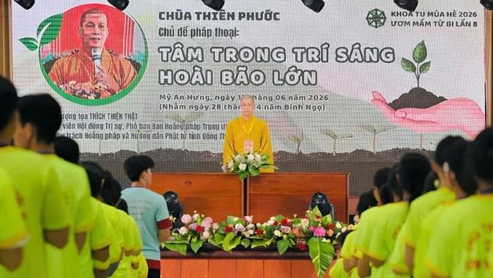 Thượng tọa Thích Thiện Thật chia sẻ pháp thoại tại khóa tu với chủ đề “Con về bên Phật”