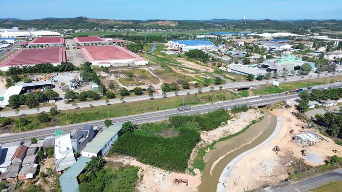 Hạng mục quan trọng nhất của dự án là gia cố bờ đoạn từ hợp lưu suối Kinh, suối Cát đến cầu Bản Thuyền, qua quốc lộ 1. Giải pháp cứng hóa giúp kiểm soát dòng, chống sạt lở hai bờ khi gia tốc dòng chảy vào mùa mưa thường rất lớn, đe dọa an toàn các công trình lân cận.
