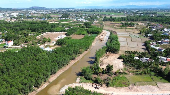 Sau nạo vét, lòng suối được mở rộng đáng kể, giúp tăng thể tích lưu chứa, đáp ứng yêu cầu thu dung và dẫn dòng để tiêu thoát nhanh nước mưa từ lưu vực phía Tây quốc lộ 1, Khu công nghiệp VSIP về hướng Khu công nghiệp Tịnh Phong, đổ về phía Đông, giảm áp lực ngập úng cục bộ cho toàn khu vực.