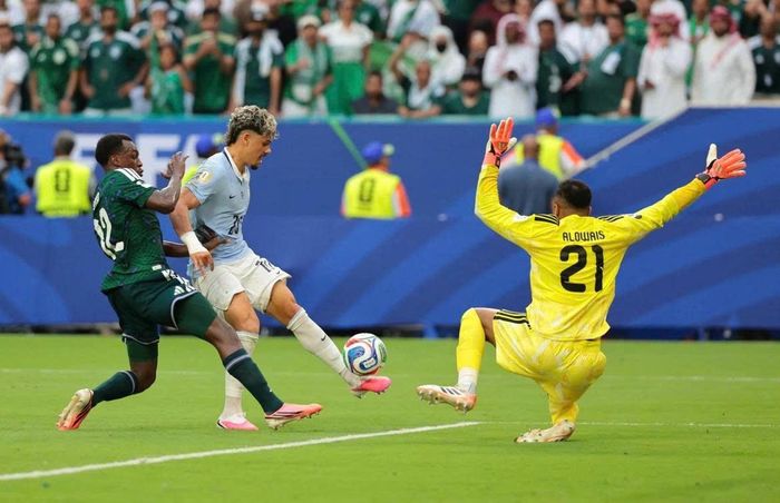 Thủ môn Al-Owais có trận đấu xuất sắc trước Uruguay.
