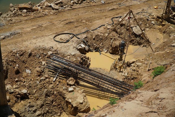 Trên công trường dự án, vật tự, vật liệu nằm ngổn ngang, trong khi máy móc, thiết bị làm việc rất đơn lẻ. Đến dự án vẫn còn 11 hố cọc chưa thi công xong. Trong khi đó, hạng mục tường chắn được yêu cầu hoàn thành trước ngày 6/7, song với tiến độ triển khai ì ạch như hiện nay, nguy cơ chậm kế hoạch là khó tránh khỏi.