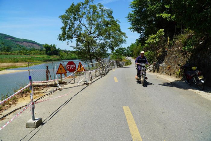 Được biết, đến nay hạng mục cọc khoan nhồi, đơn vị thi công tiếp tục sử dụng phương pháp khoan đập cáp, thậm chí còn tăng cường thêm một thiết bị khoan đập cáp tại công trường, trái với tinh thần chỉ đạo của Sở, tiềm ẩn nguy cơ ảnh hưởng đến an toàn các công trình hạ tầng lân cận và công trình đường bộ.