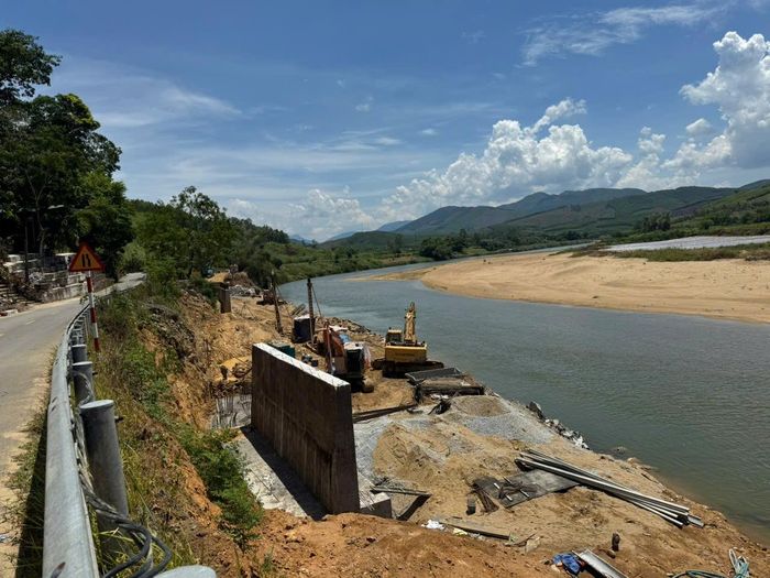 Ông Mai Văn Hà cho biết, nếu nhà thầu vẫn cố tình chậm trễ hoặc phớt lờ ý kiến trong việc sử dụng thiết bị thi công, chậm tiến độ, chủ đầu tư sẽ xem xét áp dụng các điều khoản phạt vi phạm hợp đồng theo hợp đồng thi công xây dựng công trình đã ký kết.