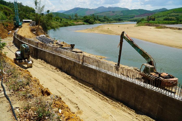 Ông Mai Văn Hà, Phó giám đốc Sở Xây dựng Quảng Ngãi cho biết, nhiều lần nhắc nhở nhà thầu thi công là Công ty TNHH Xây dựng Thành Đạt, yêu cầu huy động tối đa nhân lực, phương tiện, thiết bị tổ chức thi công, tăng ca, tăng kíp, bù lại phần khối lượng bị chậm tiến độ.
