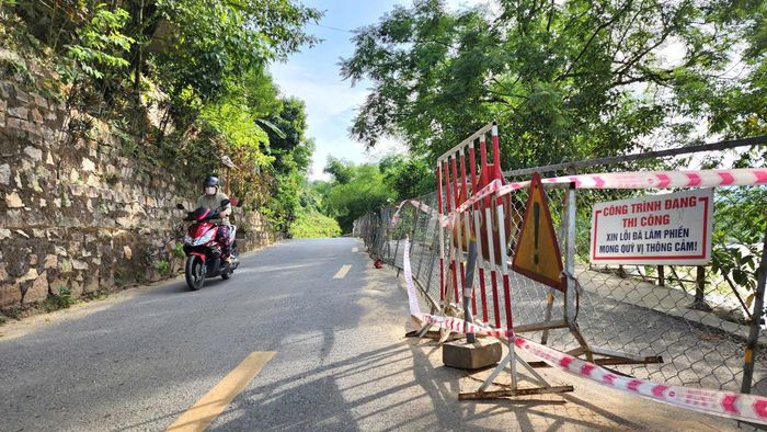 Trước đó vào mùa mưa lũ năm 2024, nước sông Vệ dâng cao cộng với chảy xiết đã gây nên tình trạng sạt lở nghiêm trọng, uy hiếp an toàn tuyến tỉnh lộ 624B khi 1/2 nền đường bị sạt, nứt toạc kéo dài khoảng 200m.
