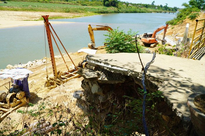 Đồng thời, tập trung xử lý dứt điểm các hạng mục cọc khoan nhồi và tường chắn nhằm ngăn chặn nguy cơ tiếp tục sạt lở mái ta luy hiện hữu, bảo đảm an toàn cho công trình giao thông và các khu vực lân cận. 