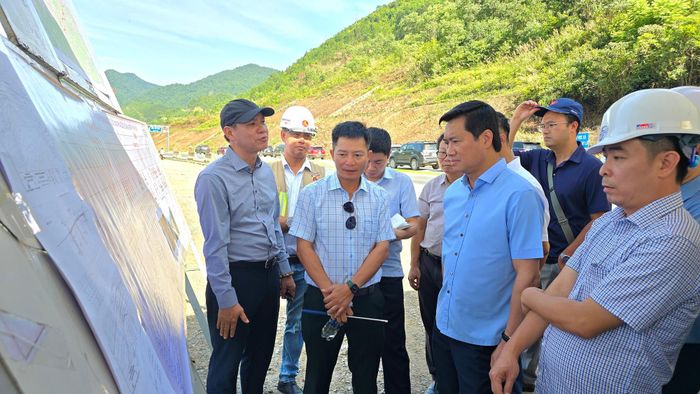 Thứ trưởng Nguyễn Tường Văn chỉ đạo đẩy nhanh giải ngân vốn đầu tư công cho các dự án cao tốc La Sơn - Hòa Liên, Hòa Liên - Túy Loan.