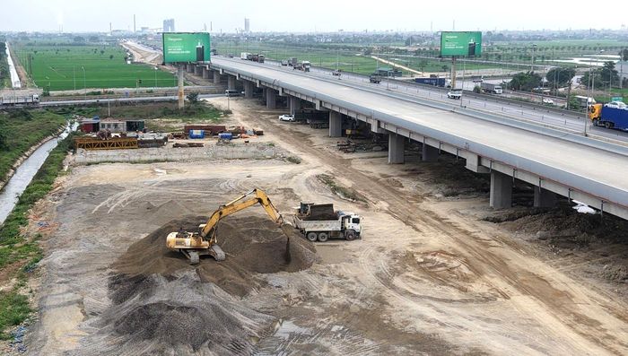 Tình trạng khan hiếm một số loại vật liệu xây dựng, cùng với biến động tăng của giá nguyên vật liệu đầu vào cũng khiến nhiều nhà thầu gặp khó khăn trong quá trình thi công.