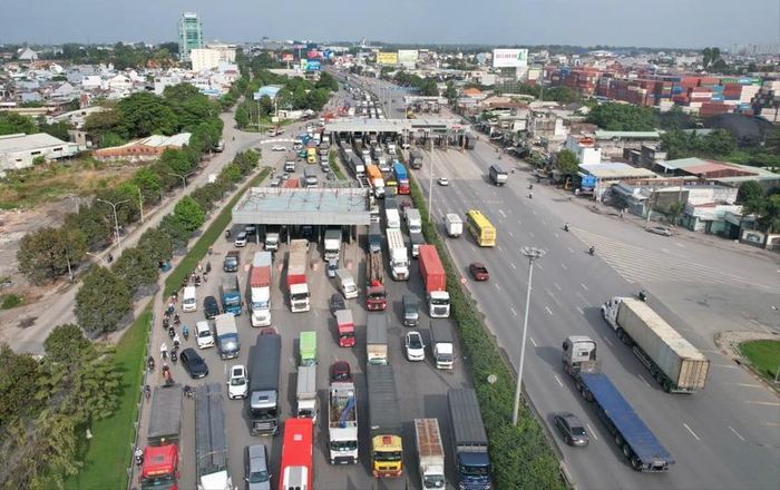 Trạm thu phí cầu Đồng Nai có lưu lượng xe qua lại đông đúc.