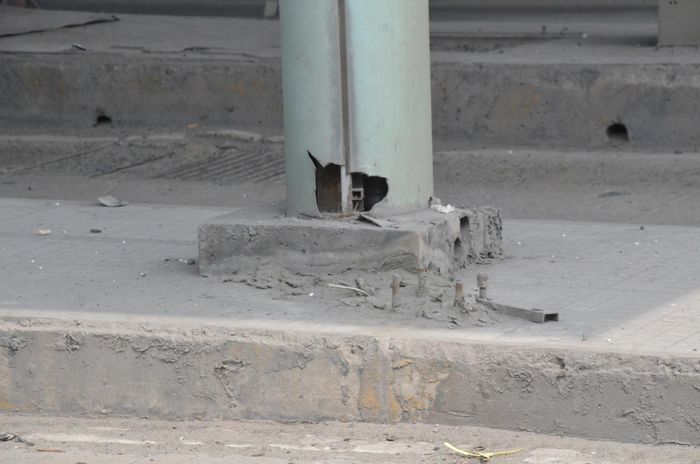 Bụi đã phủ đầy khu vực trạm thu phí.