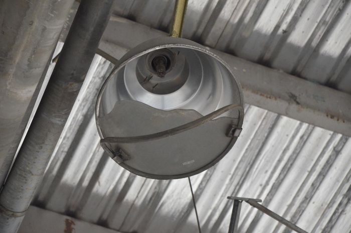 Một số hạng mục của trạm thu phí đã xuống cấp.