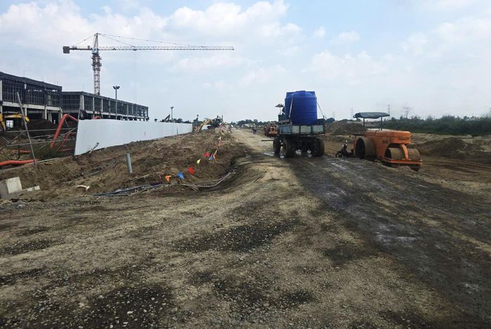 Nhà đầu tư thi công các hạng mục Khu công nghiệp Vĩnh Thạnh.