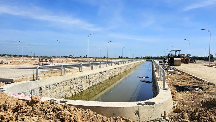 Theo các chủ đầu tư, những dự án khởi công cuối năm 2025, đến nay đạt từ 30 đến 80% khối lượng công việc. Chủ đầu tư đang yêu cầu nhà thầu đẩy nhanh tiến độ, cuối tháng 7 tới phải cắm mốc phân lô và hoàn thành đúng theo tiến độ hợp đồng.