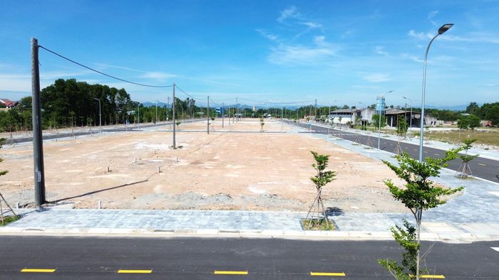 Theo ông Trần Viết Tú, Phó giám đốc Ban QLDA Đầu tư xây dựng khu vực 3, đơn vị làm chủ đầu tư 8 dự án hạ tầng kỹ thuật, khu tái định cư và nghĩa trang phục vụ đường sắt tốc độ cao ở khu vực phía Nam TP Huế, với tổng kinh phí đầu tư hơn 362 tỷ đồng.