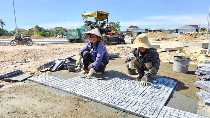 Ông Võ Thanh Bảo, Giám đốc Xí nghiệp đường bộ 2 thuộc Công ty Cổ phần Quản lý Đường bộ và Xây dựng Công trình Thừa Thiên Huế cho biết, các hạng mục chính cơ bản thi công hoàn thành, còn lại một số đoạn vỉa hè, cây xanh… nhà thầu đang tiếp tục thi công, dự kiến đến 30/6 sẽ hoàn thành.