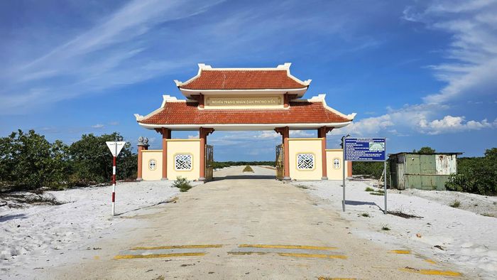 Cụ thể, đang triển khai 11 khu tái định cư, với 31,45ha và 3 khu nghĩa trang 10,70ha. Khu nghĩa trang nhân dân Phong Hiền đã khởi công ngày 19/8/2025 đến nay đã hoàn thành và đang hoàn thiện thủ tục hồ sơ để bàn giao đưa vào sử dụng.