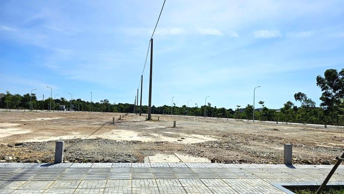 Ghi nhận của phóng viên Báo Xây dựng, các khu tái định cư, nghĩa trang khởi công ngày 19/8/2025, đến nay đã hoàn thành đúng tiến độ đề ra. Hiện các chủ đầu tư đang hoàn thiện thủ tục hồ sơ để bàn giao đưa vào sử dụng.