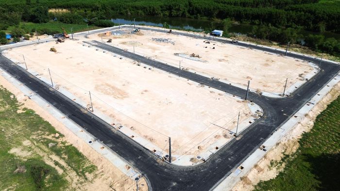 Ở dự án hạ tầng kỹ thuật các khu tái định cư, nghĩa trang phục vụ đường sắt tốc độ cao ở khu vực phía Bắc TP Huế, ông Hồ Hữu Phú, Phó giám đốc phụ trách Ban QLDA Đầu tư xây dựng khu vực 2 cho biết, đơn vị đã khởi công 14 dự án với tổng kinh phí hơn 466 tỷ đồng.