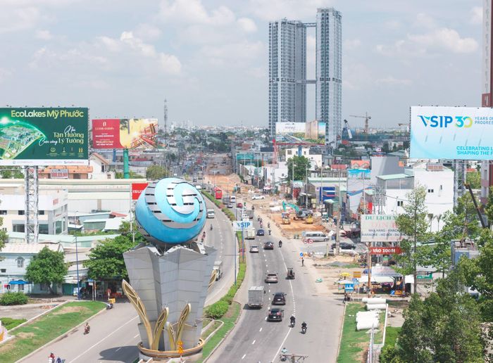 Theo ghi nhận của PV, đoạn từ cổng chào Vĩnh Phú đến cầu Ông Bố, công nhân cùng máy móc vẫn đang khẩn trương thi công các hạng mục nền đường, bó vỉa nhằm hoàn thiện đồng bộ hạ tầng.