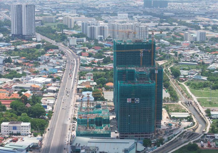 Quốc lộ 13 từ TP.HCM đi Bình Dương và Bình Phước cũ dài hơn 145km. Năm 2022, tỉnh Bình Dương cũ khởi công nâng cấp quốc lộ 13 qua địa bàn tỉnh này dài 15km từ 6 lên 8 làn xe với kinh phí hơn 6.000 tỷ đồng.