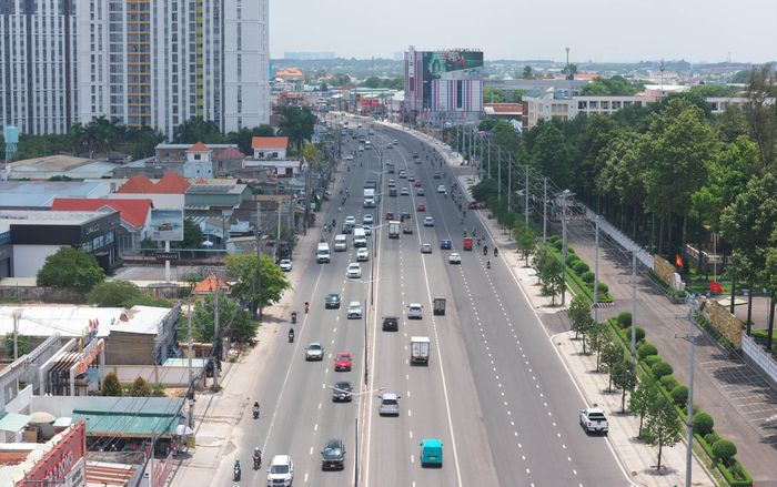 Khi hoàn thiện, quốc lộ 13 sẽ trở thành trục giao thông hiện đại, kết nối thông suốt TP.HCM với khu vực Bình Dương cũ, không chỉ giảm tải cho hệ thống giao thông hiện hữu mà còn mở rộng không gian phát triển đô thị, công nghiệp và kinh tế cho toàn khu vực.
