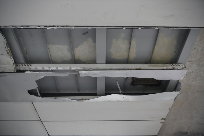 Việc nhiều hạng mục xuống cấp kéo dài đang tác động trực tiếp đến chất lượng dịch vụ và trải nghiệm của hành khách sử dụng metro hằng ngày. Đồng thời, các hư hỏng tại những vị trí trên cao cũng làm gia tăng lo ngại về nguy cơ mất an toàn đối với người tham gia giao thông bên dưới.