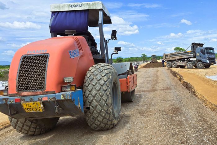 Theo Ban QLDA đầu tư xây dựng tỉnh, dự án tuyến đường kết nối Cảng hàng không Quảng Trị (giai đoạn 1) được phê duyệt thiết kế bản vẽ thi công tháng 6/2025; hợp đồng gói thầu xây lắp được chủ đầu tư ký với đơn vị trúng thầu tháng 11/2025. Hiện nay các đơn vị đang tập trung tháo gỡ mặt bằng 1km còn lại, đồng thời đẩy nhanh thi công để sớm hoàn thành dự án trong năm 2026 theo chỉ đạo của UBND tỉnh.