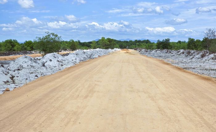 Cuối đoạn tuyến đang thi công trên, mặt bằng còn vướng cây cối chưa cưa hạ, lăng mộ chưa di dời.
