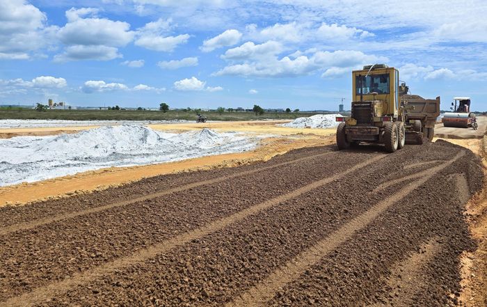 Trên đoạn gần 2km này, phần lớn đã hoàn thiện nền đường K98, nhà thầu đang “chạy nước rút” hoàn thiện nền đường K98 đoạn còn lại, thi công cấp phối đá dăm.